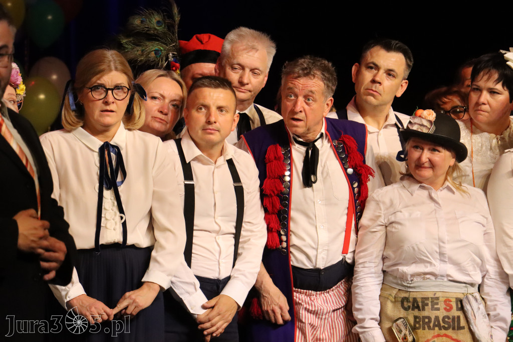 Fotorelacja II: Premiera charytatywnego przedstawienia „Proszę zachować powagę” w Myszkowie
