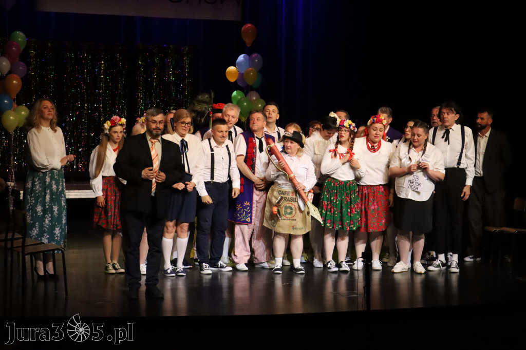 Fotorelacja II: Premiera charytatywnego przedstawienia „Proszę zachować powagę” w Myszkowie