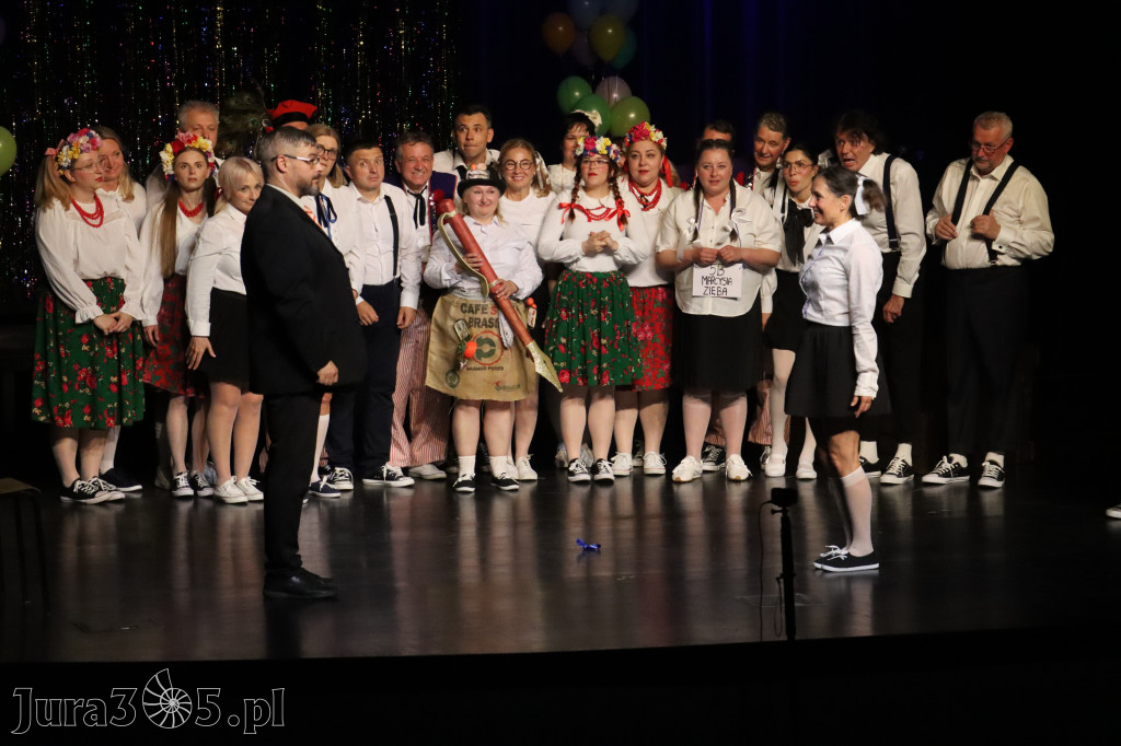 Fotorelacja II: Premiera charytatywnego przedstawienia „Proszę zachować powagę” w Myszkowie
