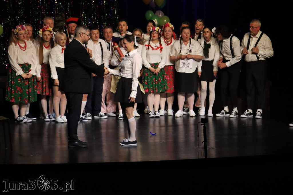Fotorelacja II: Premiera charytatywnego przedstawienia „Proszę zachować powagę” w Myszkowie