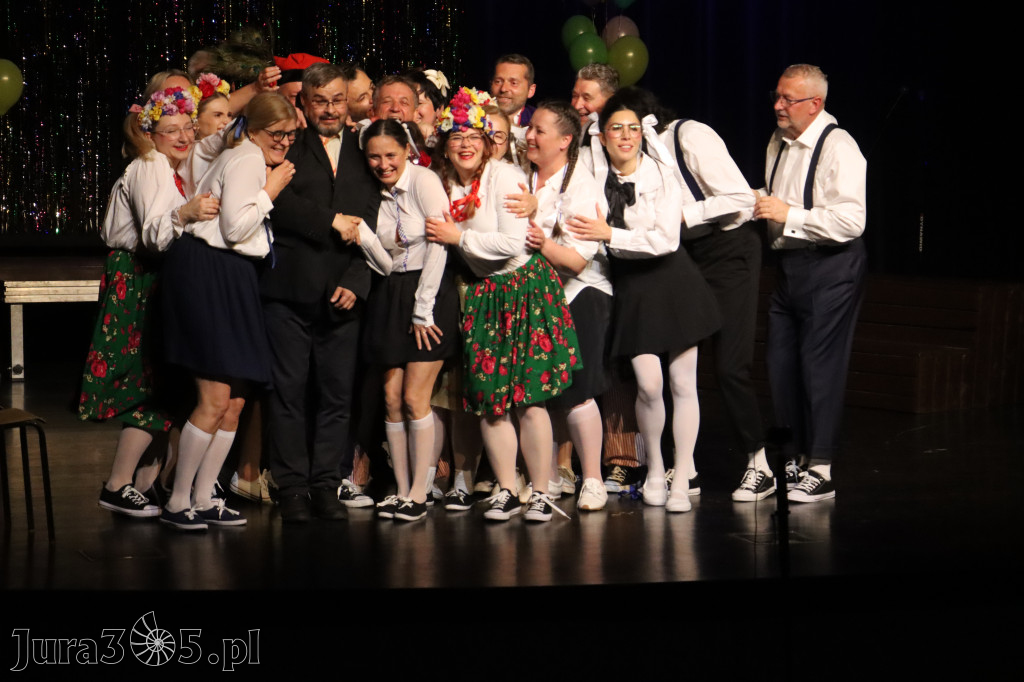 Fotorelacja II: Premiera charytatywnego przedstawienia „Proszę zachować powagę” w Myszkowie