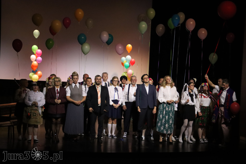 Fotorelacja II: Premiera charytatywnego przedstawienia „Proszę zachować powagę” w Myszkowie
