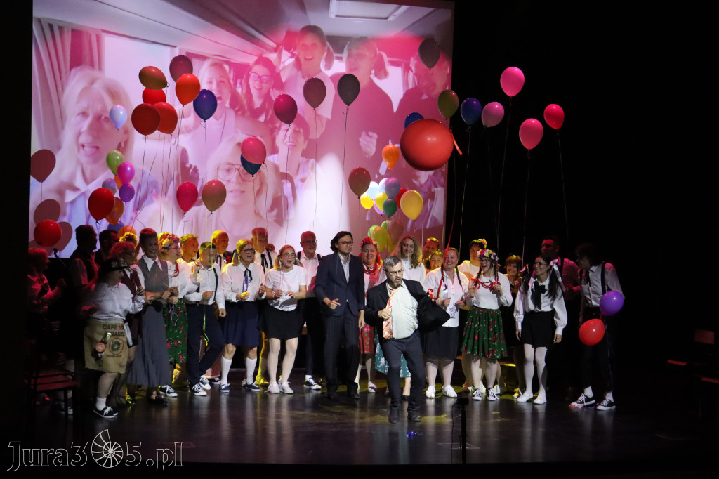 Fotorelacja II: Premiera charytatywnego przedstawienia „Proszę zachować powagę” w Myszkowie