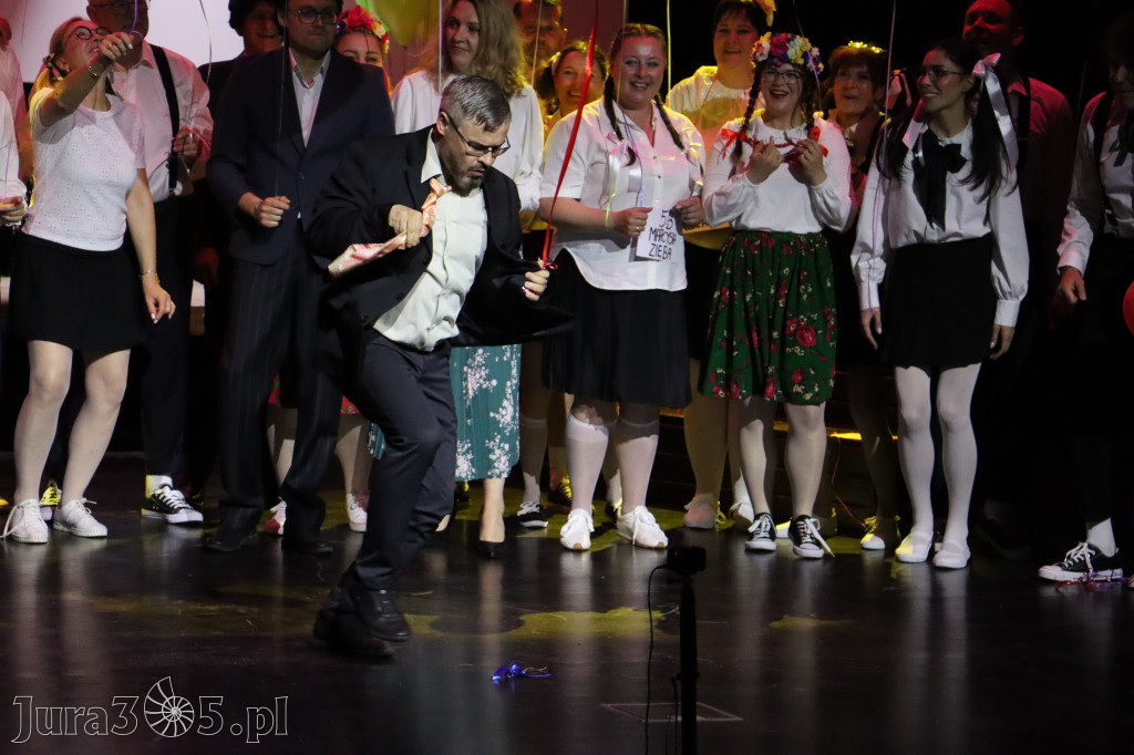 Fotorelacja II: Premiera charytatywnego przedstawienia „Proszę zachować powagę” w Myszkowie