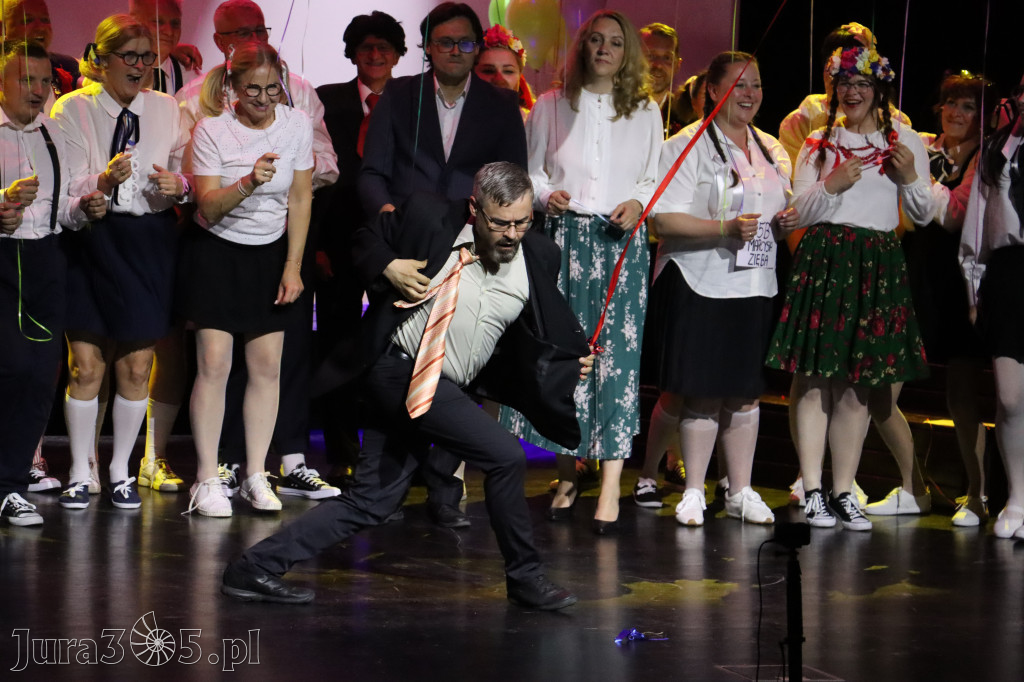 Fotorelacja II: Premiera charytatywnego przedstawienia „Proszę zachować powagę” w Myszkowie