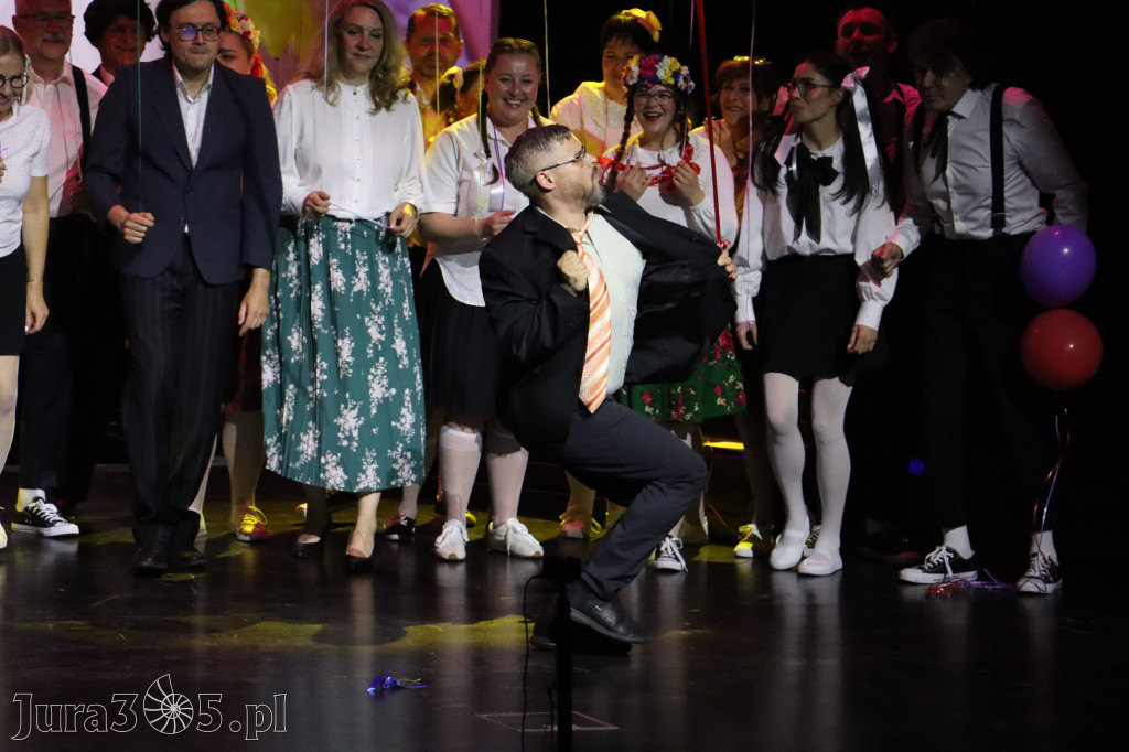 Fotorelacja II: Premiera charytatywnego przedstawienia „Proszę zachować powagę” w Myszkowie