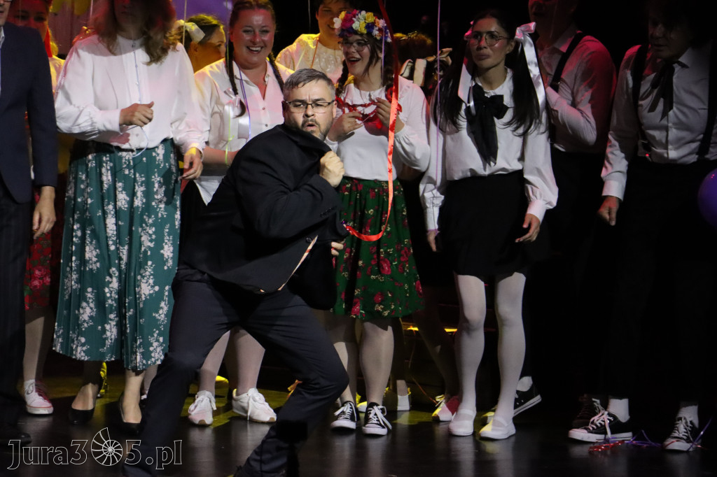 Fotorelacja II: Premiera charytatywnego przedstawienia „Proszę zachować powagę” w Myszkowie
