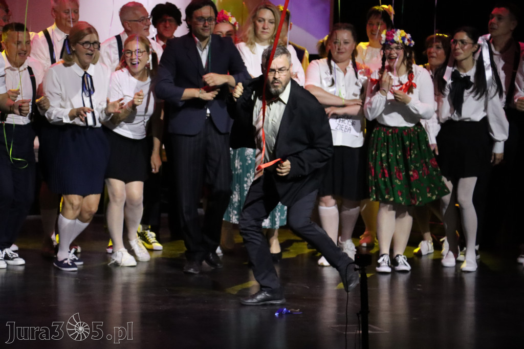 Fotorelacja II: Premiera charytatywnego przedstawienia „Proszę zachować powagę” w Myszkowie