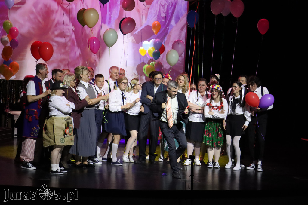 Fotorelacja II: Premiera charytatywnego przedstawienia „Proszę zachować powagę” w Myszkowie