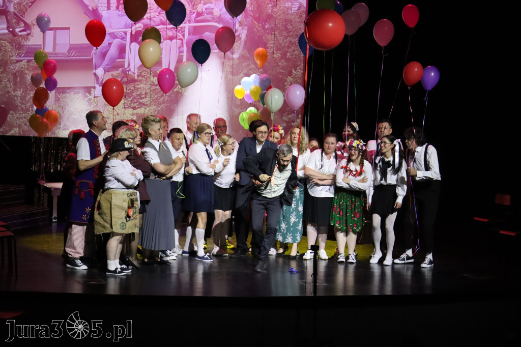 Fotorelacja II: Premiera charytatywnego przedstawienia „Proszę zachować powagę” w Myszkowie
