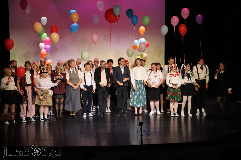 Fotorelacja II: Premiera charytatywnego przedstawienia „Proszę zachować powagę” w Myszkowie