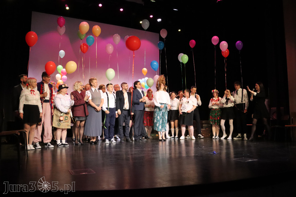 Fotorelacja II: Premiera charytatywnego przedstawienia „Proszę zachować powagę” w Myszkowie