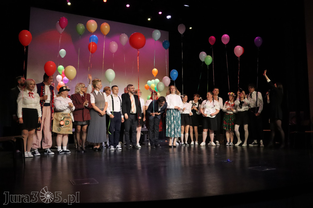 Fotorelacja II: Premiera charytatywnego przedstawienia „Proszę zachować powagę” w Myszkowie