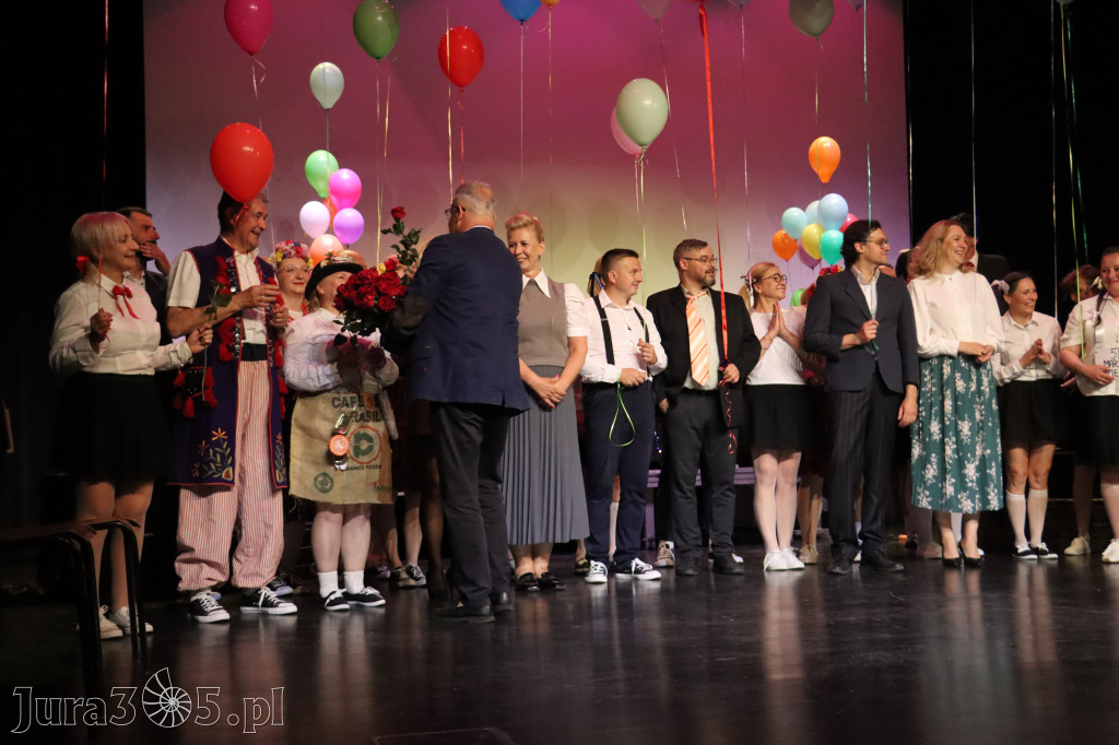 Fotorelacja II: Premiera charytatywnego przedstawienia „Proszę zachować powagę” w Myszkowie