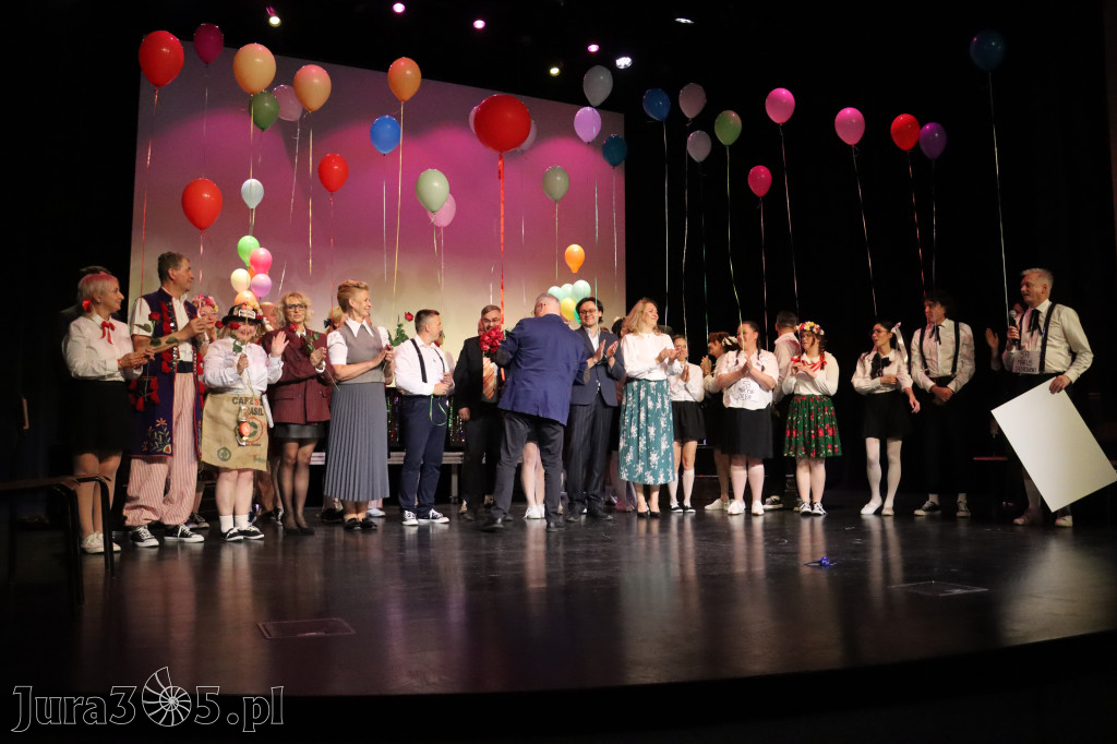 Fotorelacja II: Premiera charytatywnego przedstawienia „Proszę zachować powagę” w Myszkowie