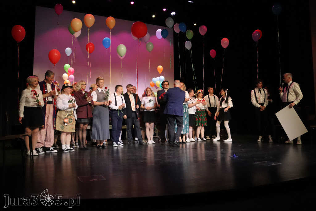 Fotorelacja II: Premiera charytatywnego przedstawienia „Proszę zachować powagę” w Myszkowie