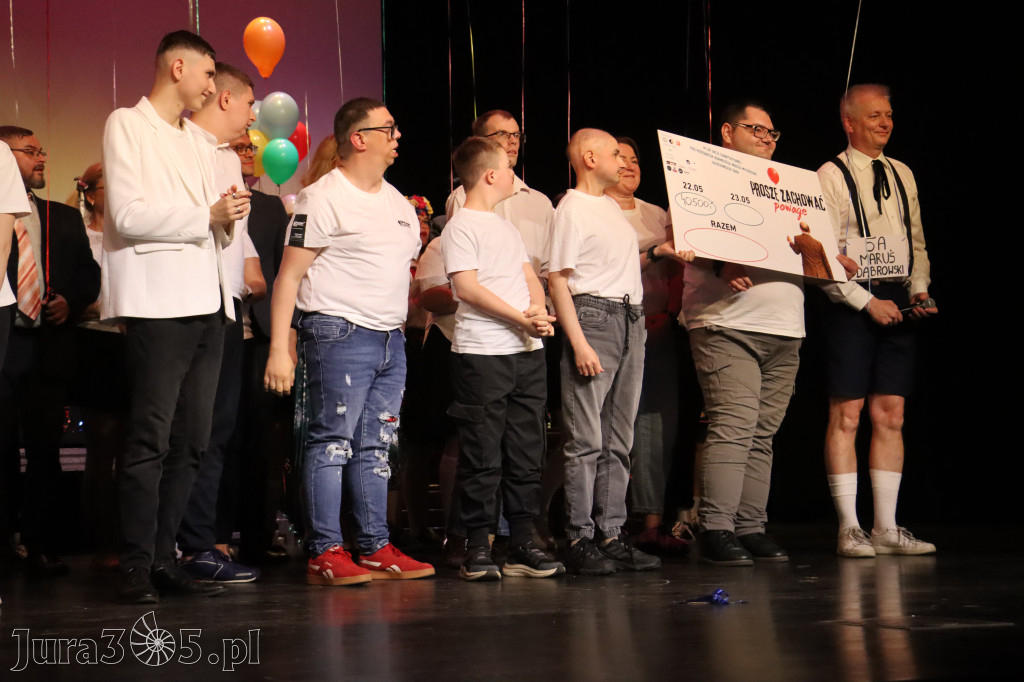 Fotorelacja II: Premiera charytatywnego przedstawienia „Proszę zachować powagę” w Myszkowie