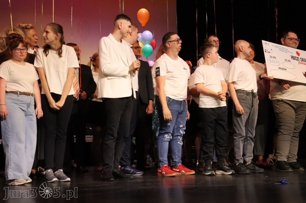 Fotorelacja II: Premiera charytatywnego przedstawienia „Proszę zachować powagę” w Myszkowie