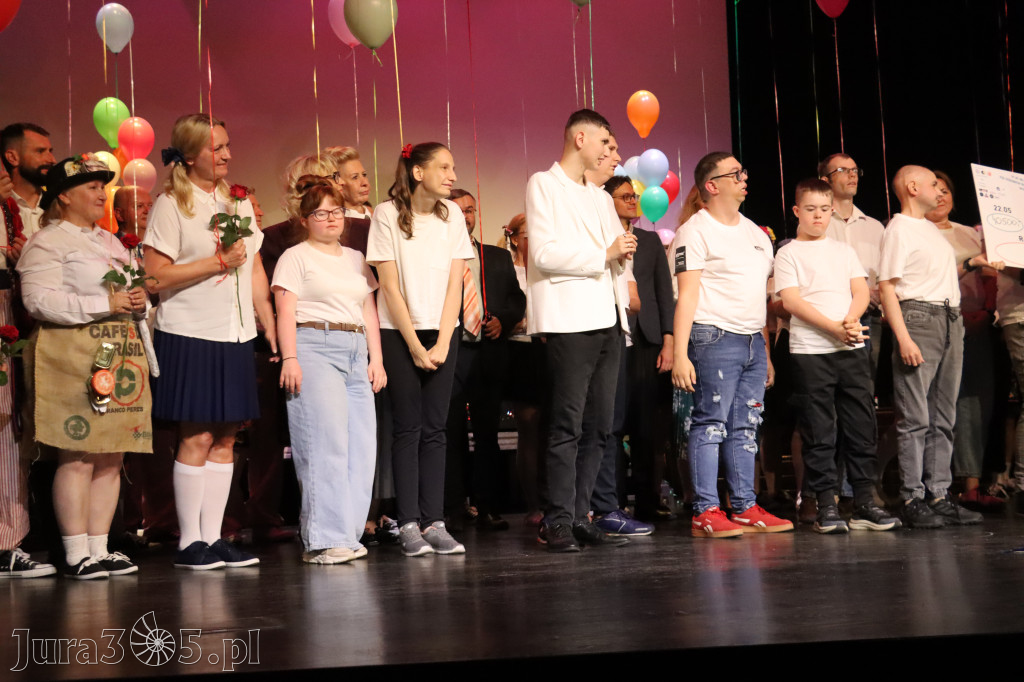 Fotorelacja II: Premiera charytatywnego przedstawienia „Proszę zachować powagę” w Myszkowie