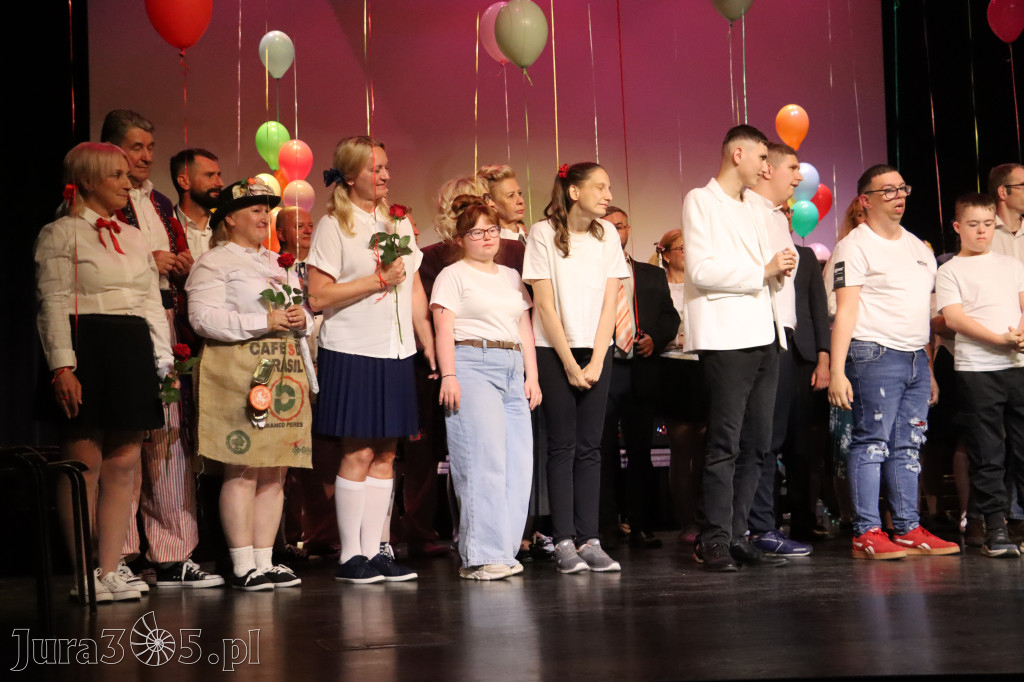 Fotorelacja II: Premiera charytatywnego przedstawienia „Proszę zachować powagę” w Myszkowie