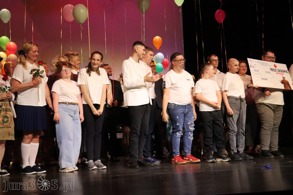 Fotorelacja II: Premiera charytatywnego przedstawienia „Proszę zachować powagę” w Myszkowie