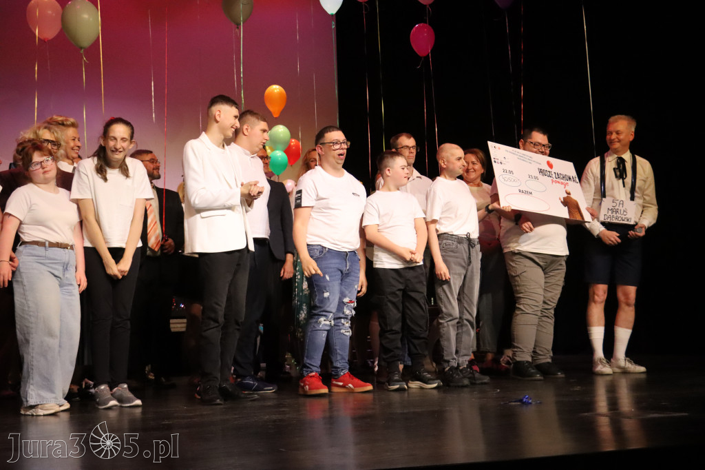 Fotorelacja II: Premiera charytatywnego przedstawienia „Proszę zachować powagę” w Myszkowie