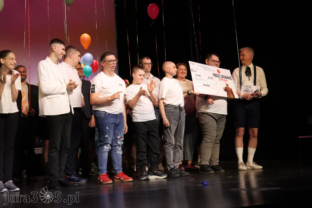 Fotorelacja II: Premiera charytatywnego przedstawienia „Proszę zachować powagę” w Myszkowie