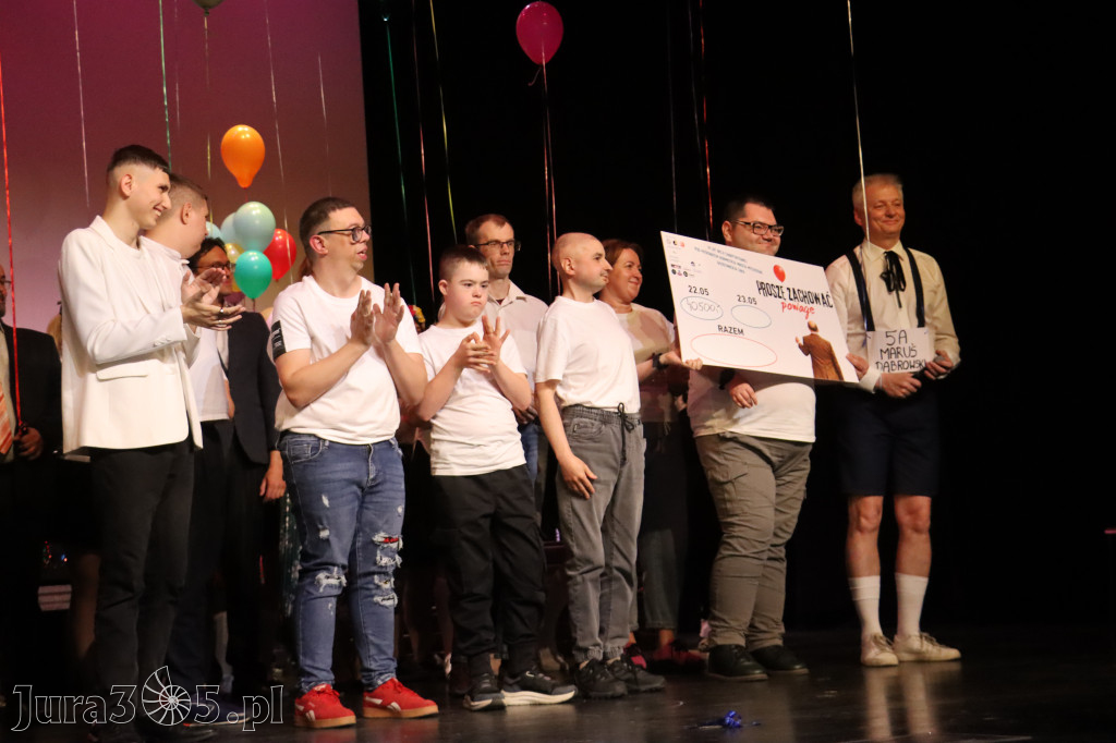 Fotorelacja II: Premiera charytatywnego przedstawienia „Proszę zachować powagę” w Myszkowie