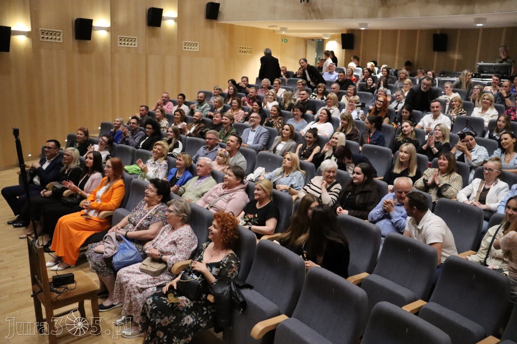 Fotorelacja II: Premiera charytatywnego przedstawienia „Proszę zachować powagę” w Myszkowie
