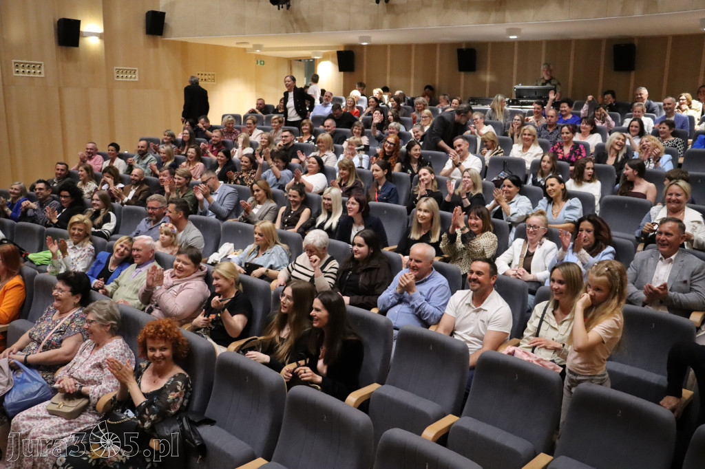Fotorelacja II: Premiera charytatywnego przedstawienia „Proszę zachować powagę” w Myszkowie