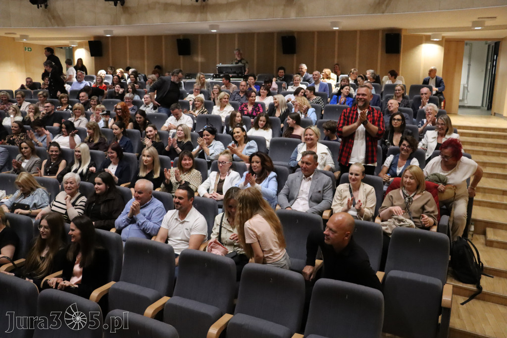 Fotorelacja II: Premiera charytatywnego przedstawienia „Proszę zachować powagę” w Myszkowie