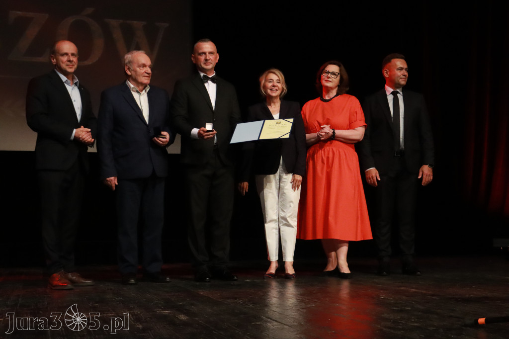 Fotorelacja: Gala z okazji jubileuszu 100-lecia OSP Marciszów w MOK Zawierciu