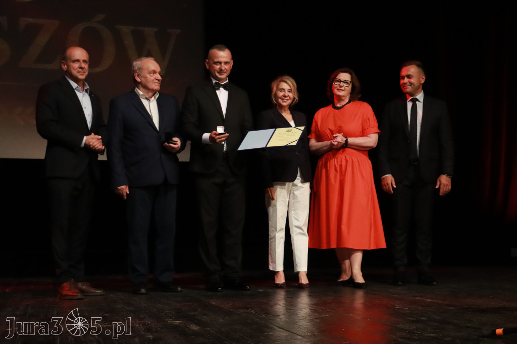 Fotorelacja: Gala z okazji jubileuszu 100-lecia OSP Marciszów w MOK Zawierciu
