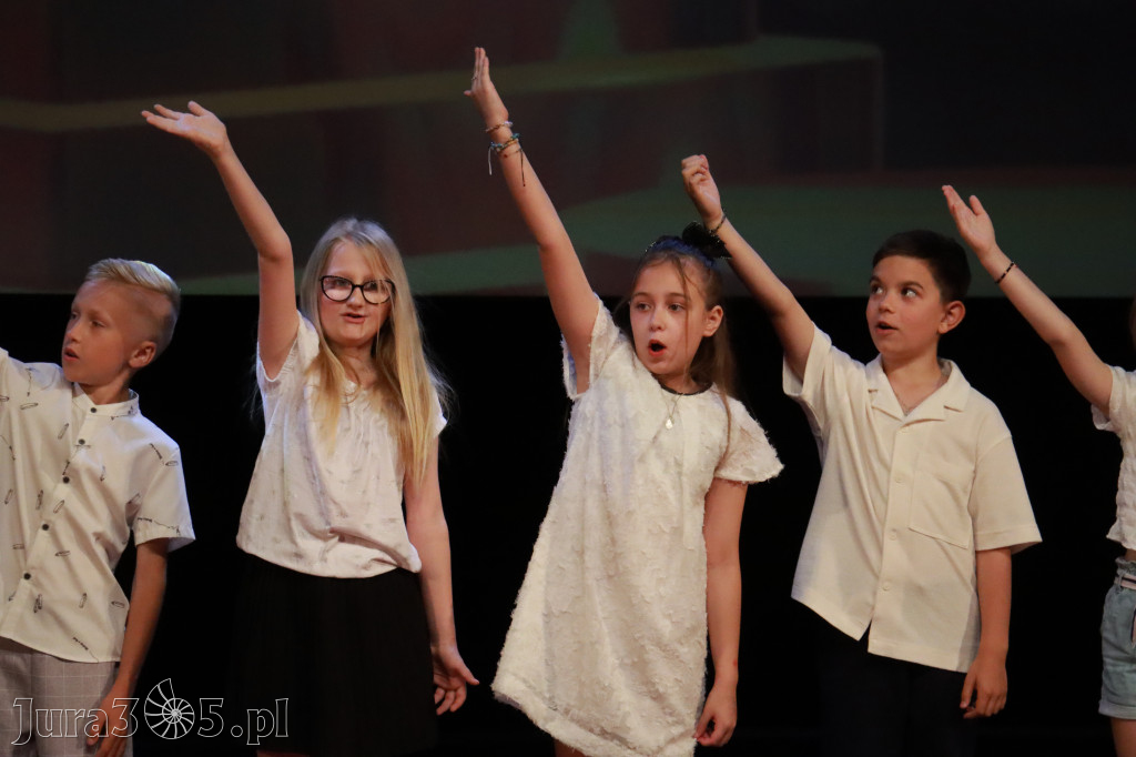 Fotorelacja: Zakończenie Roku Szkolnego - IV Gala Dwójki w MOK Zawiercie