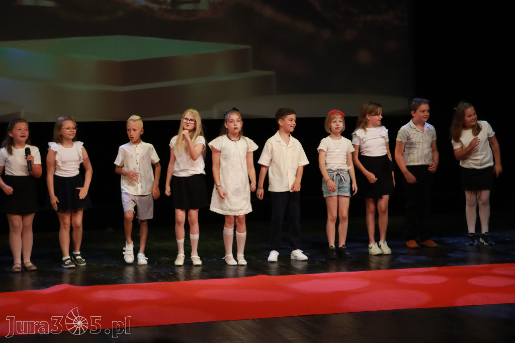Fotorelacja: Zakończenie Roku Szkolnego - IV Gala Dwójki w MOK Zawiercie