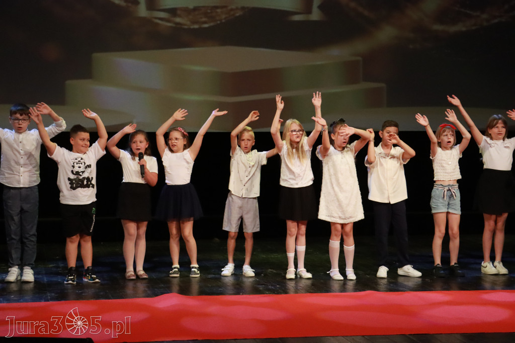 Fotorelacja: Zakończenie Roku Szkolnego - IV Gala Dwójki w MOK Zawiercie