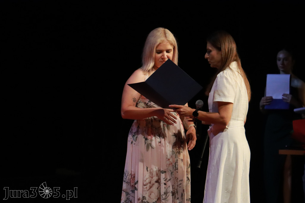 Fotorelacja: Zakończenie Roku Szkolnego - IV Gala Dwójki w MOK Zawiercie
