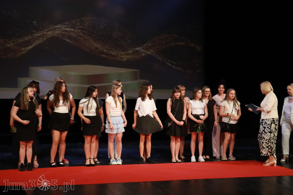 Fotorelacja: Zakończenie Roku Szkolnego - IV Gala Dwójki w MOK Zawiercie