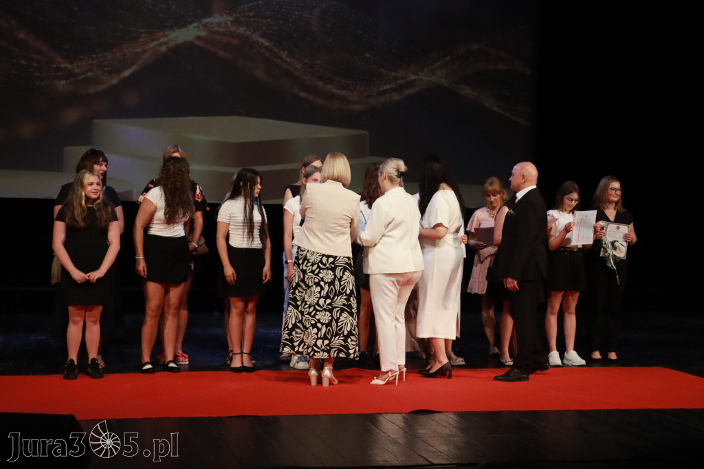 Fotorelacja: Zakończenie Roku Szkolnego - IV Gala Dwójki w MOK Zawiercie