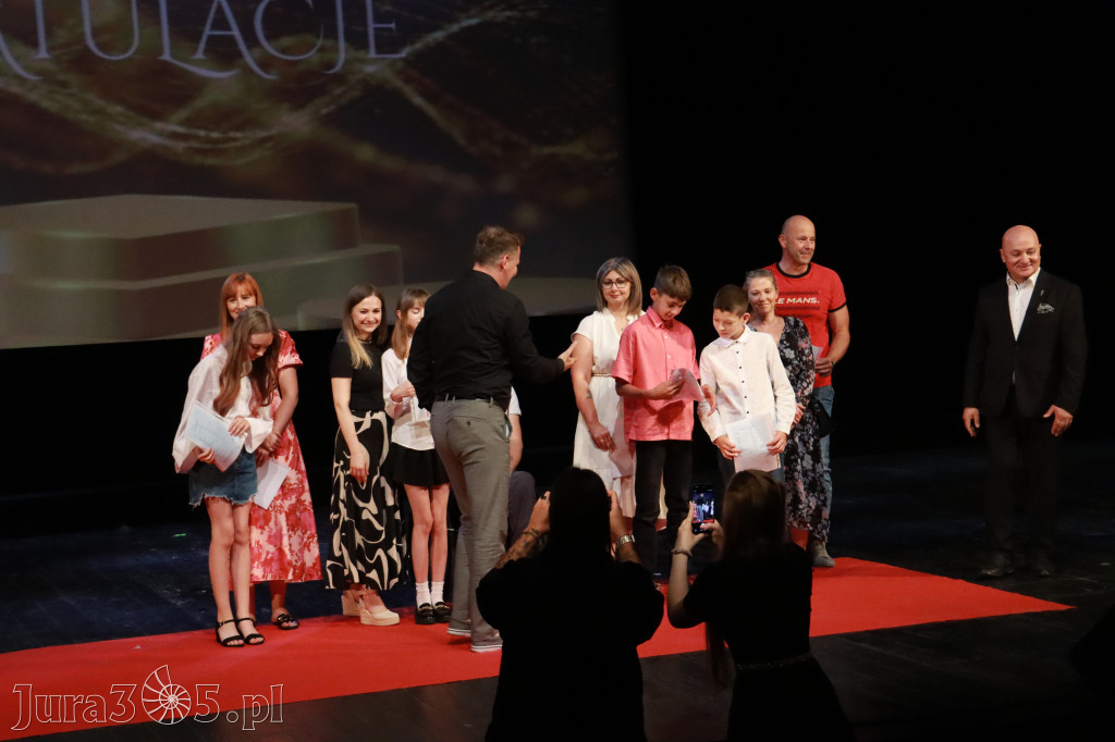 Fotorelacja: Zakończenie Roku Szkolnego - IV Gala Dwójki w MOK Zawiercie