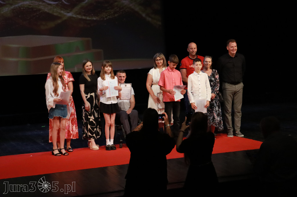 Fotorelacja: Zakończenie Roku Szkolnego - IV Gala Dwójki w MOK Zawiercie