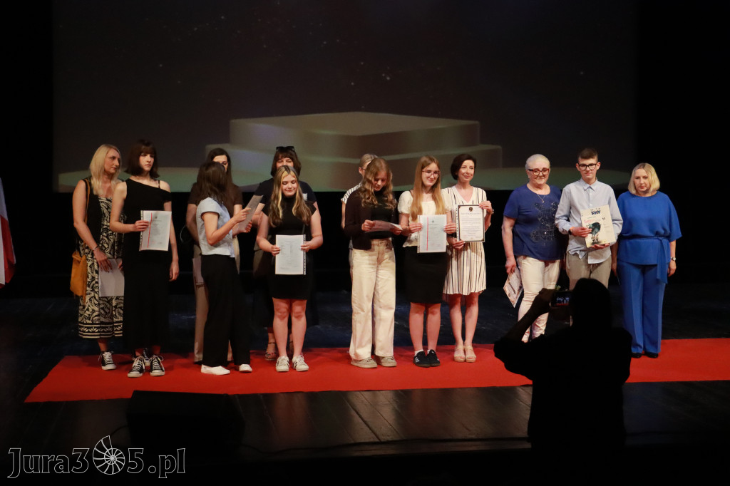 Fotorelacja: Zakończenie Roku Szkolnego - IV Gala Dwójki w MOK Zawiercie