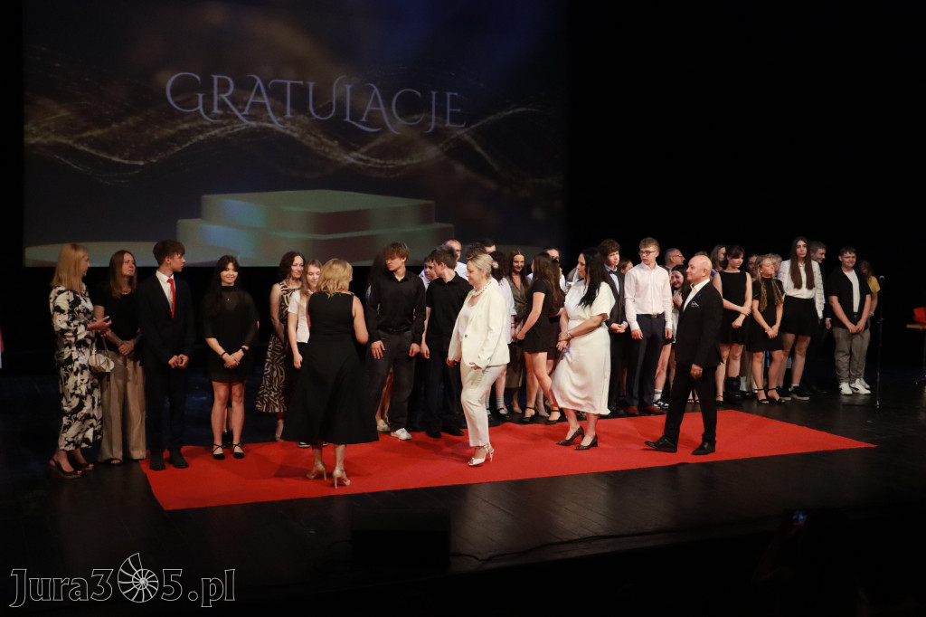 Fotorelacja: Zakończenie Roku Szkolnego - IV Gala Dwójki w MOK Zawiercie