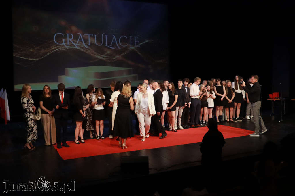 Fotorelacja: Zakończenie Roku Szkolnego - IV Gala Dwójki w MOK Zawiercie
