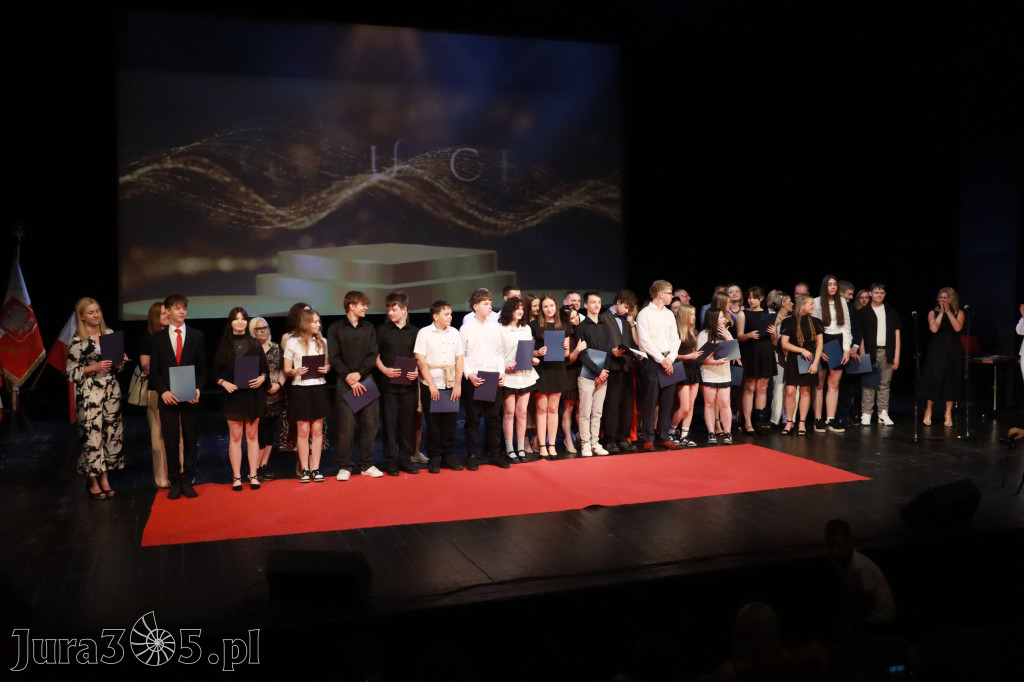 Fotorelacja: Zakończenie Roku Szkolnego - IV Gala Dwójki w MOK Zawiercie