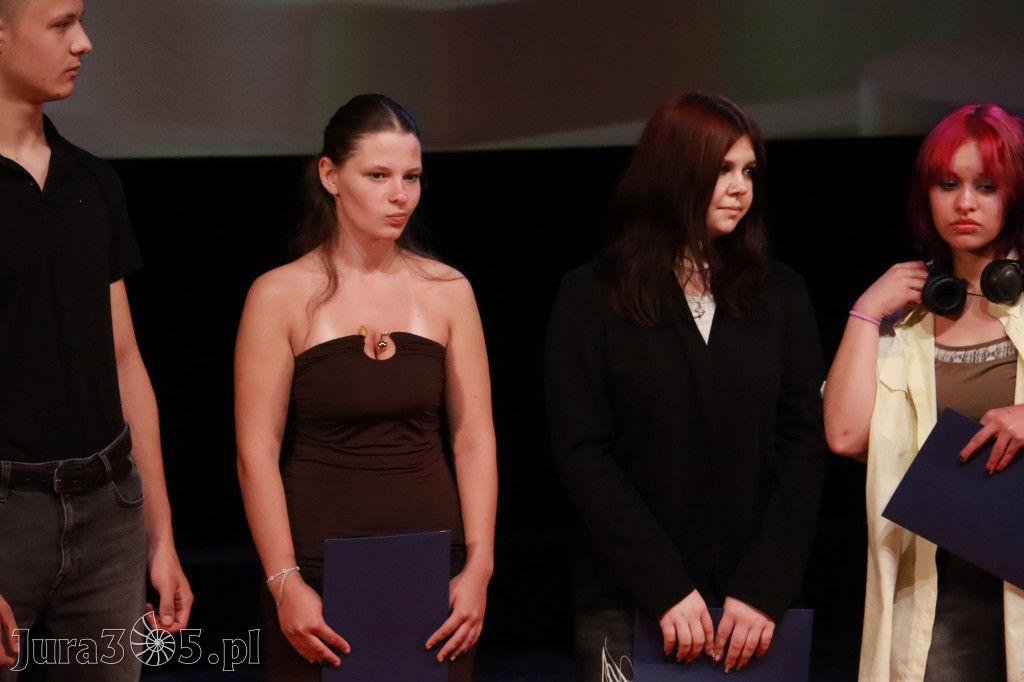 Fotorelacja: Zakończenie Roku Szkolnego - IV Gala Dwójki w MOK Zawiercie