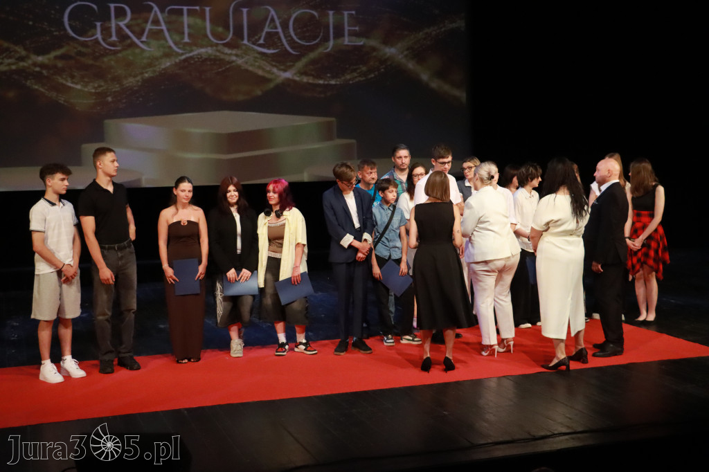 Fotorelacja: Zakończenie Roku Szkolnego - IV Gala Dwójki w MOK Zawiercie