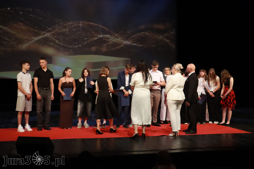 Fotorelacja: Zakończenie Roku Szkolnego - IV Gala Dwójki w MOK Zawiercie