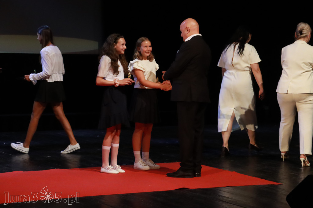 Fotorelacja: Zakończenie Roku Szkolnego - IV Gala Dwójki w MOK Zawiercie