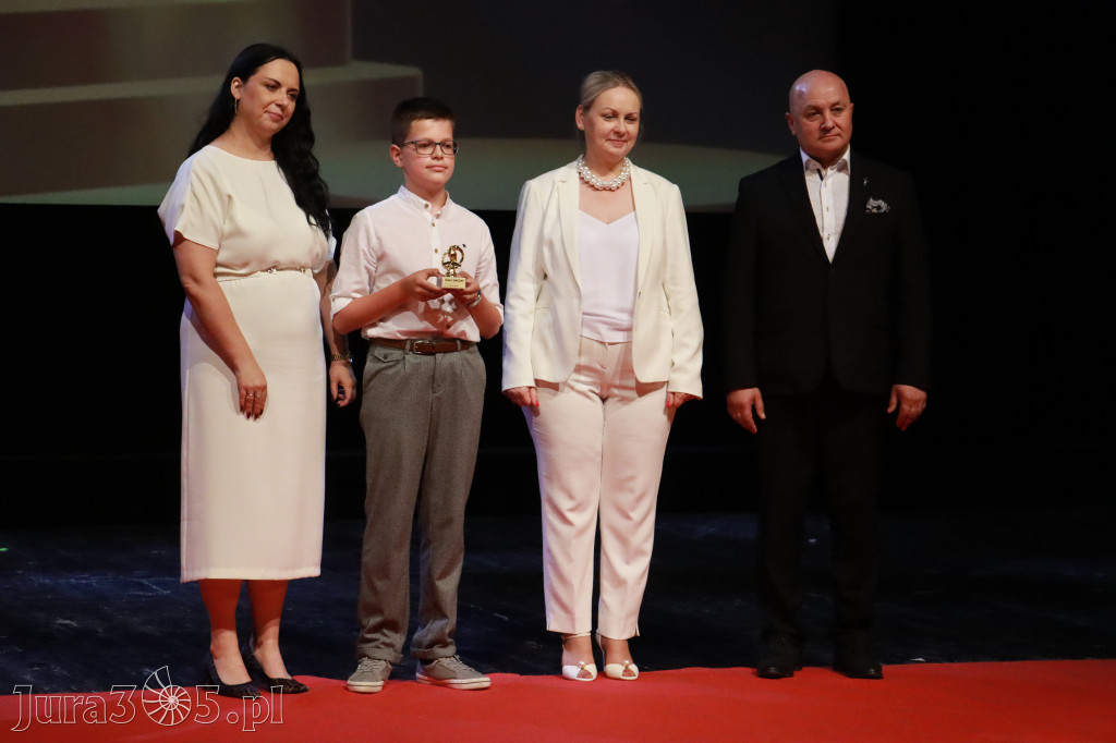 Fotorelacja: Zakończenie Roku Szkolnego - IV Gala Dwójki w MOK Zawiercie